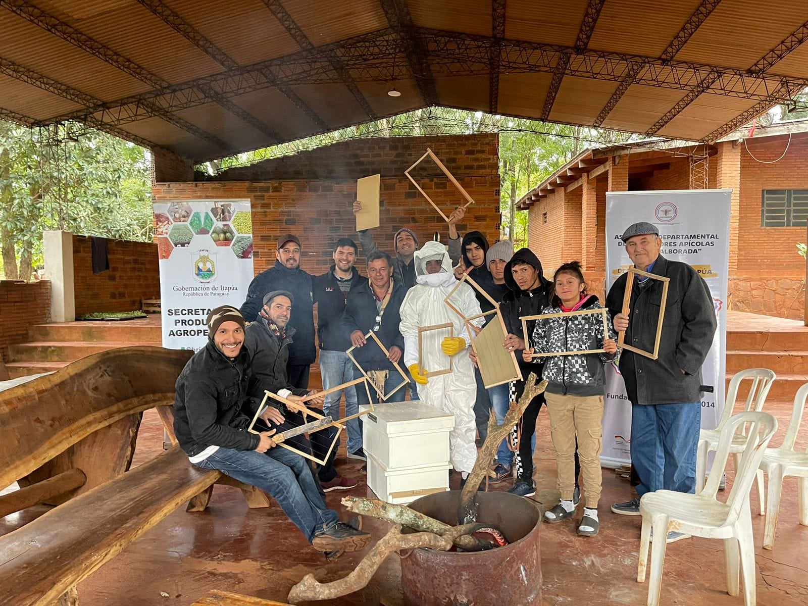 GOBERNACIÓN DE ITAPÚA DESARROLLÓ CAPACITACIÓN EN APICULTURA A JÓVENES EN PROCESO DE RECUPERACIÓN DE LAS ADICCIONES