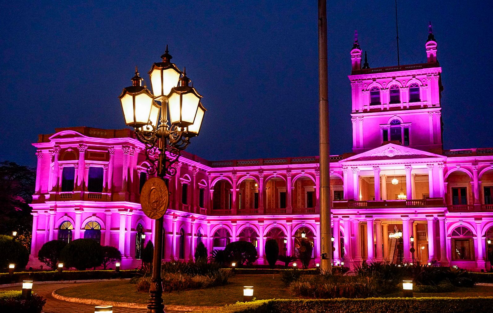 PALACIO DE GOBIERNO SE TORNA ROSA EN CONMEMORACIÓN AL DÍA INTERNACIONAL DE CÁNCER DE MAMA