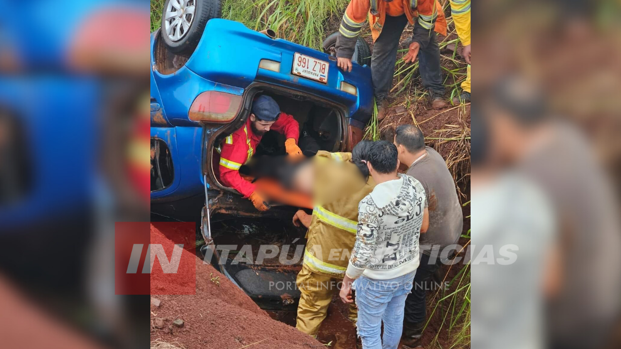 HOMBRE TUVO QUE SER RESCATADO TRAS VOLCAR Y QUEDAR ATRAPADO