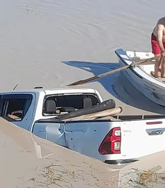 ¿HUNDEN CAMIONETA CON DOS CUERPOS DENTRO?