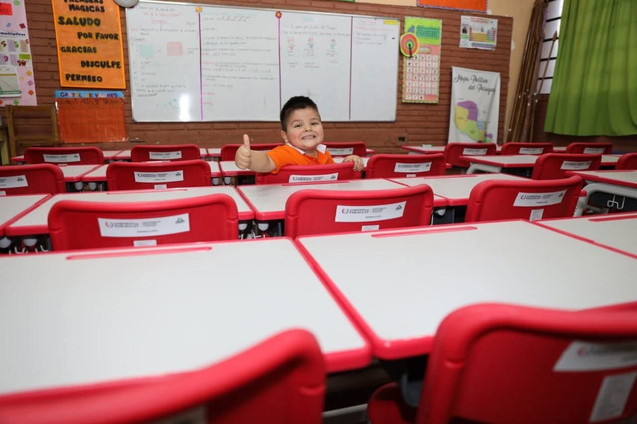 GOBIERNO YA ENTREGÓ EL 92% DE LOS NUEVOS MUEBLES ESCOLARES.