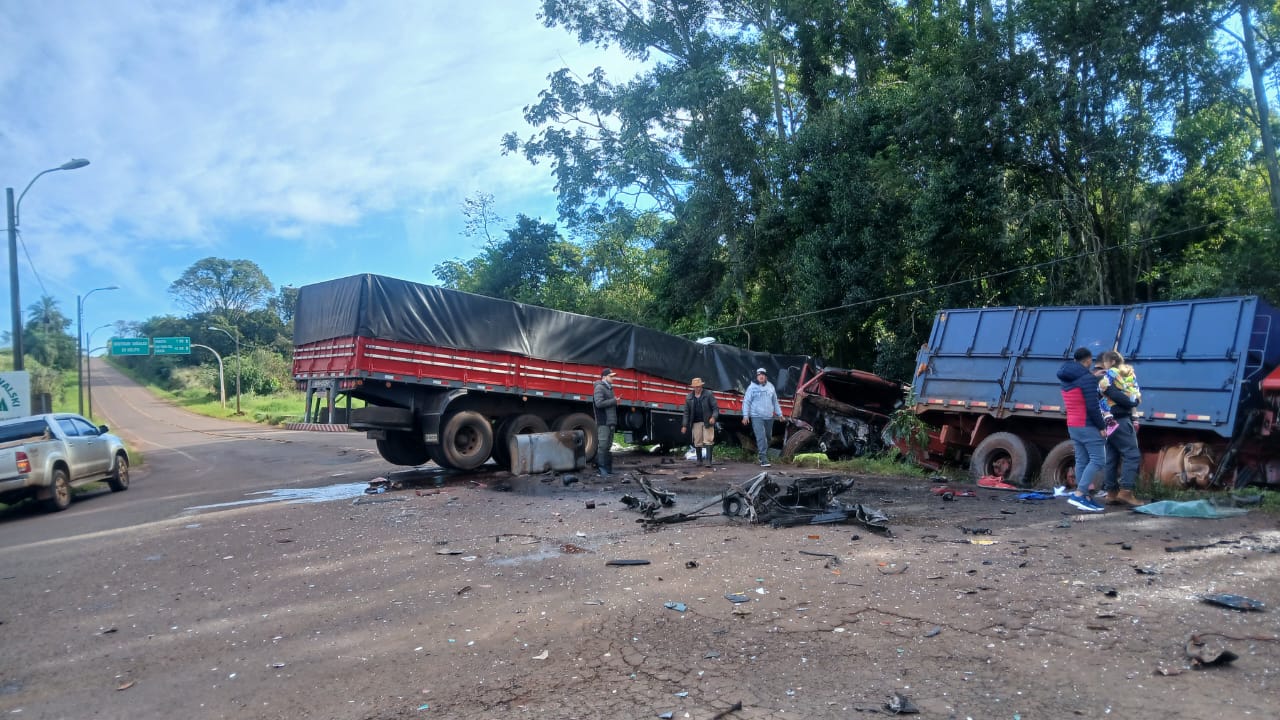 ACCIDENTE FATAL ENTRE DOS CAMIONES DEJA UN MUERTO Y UN HERIDO EN HOHENAU ACCIDENTE FATAL ENTRE DOS CAMIONES DEJA UN MUERTO Y UN HERIDO EN HOHENAU