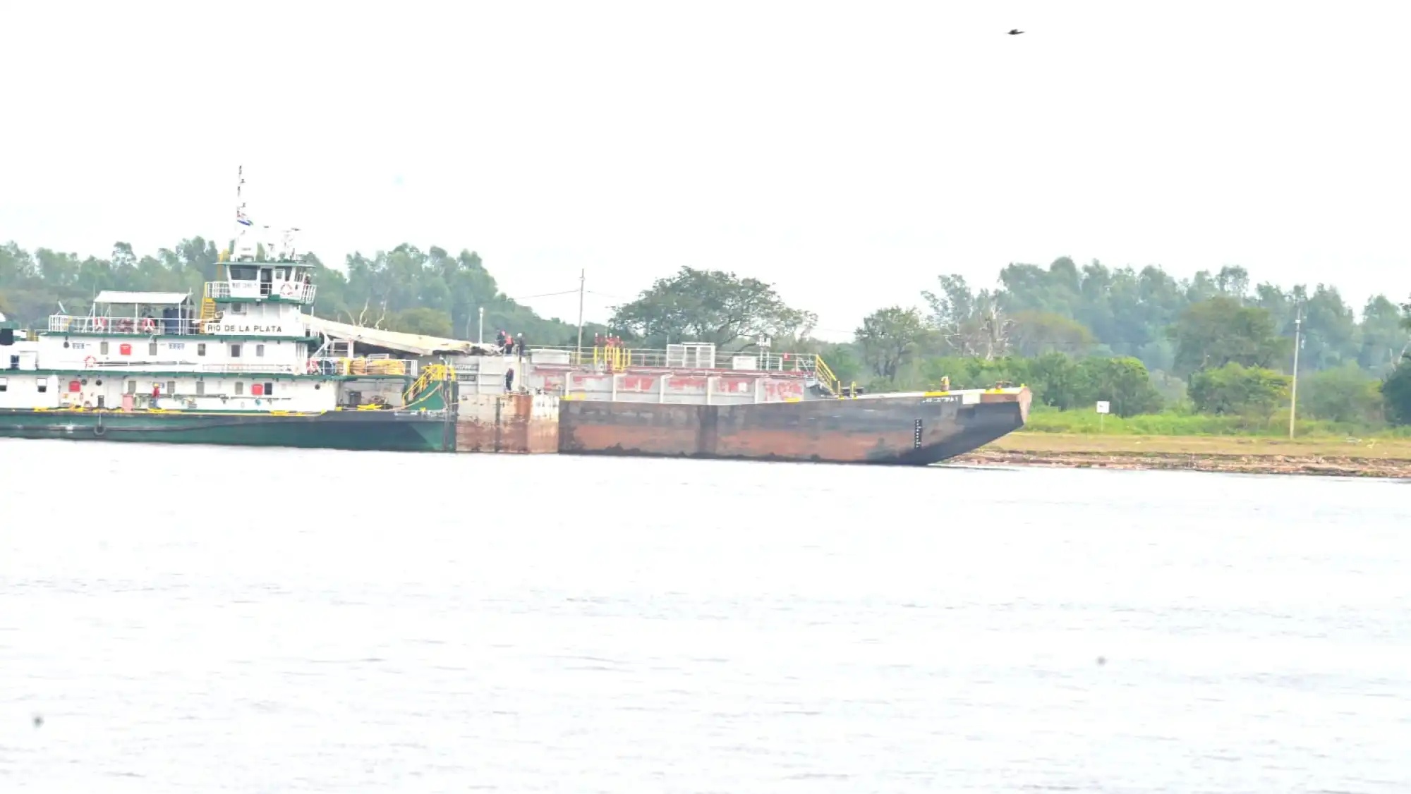 PREFECTURA REPORTA 5 MUERTES POR EXPLOSIÓN EN BARCAZA DE COMBUSTIBLE SOBRE EL RÍO PARAGUAY PREFECTURA REPORTA 5 MUERTES POR EXPLOSIÓN EN BARCAZA DE COMBUSTIBLE SOBRE EL RÍO PARAGUAY