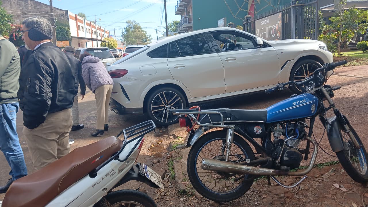  JOVEN MOTOCICLISTA RESULTA HERIDA TRAS COLISIÓN CON UN AUTOMÓVIL EN ENCARNACIÓN