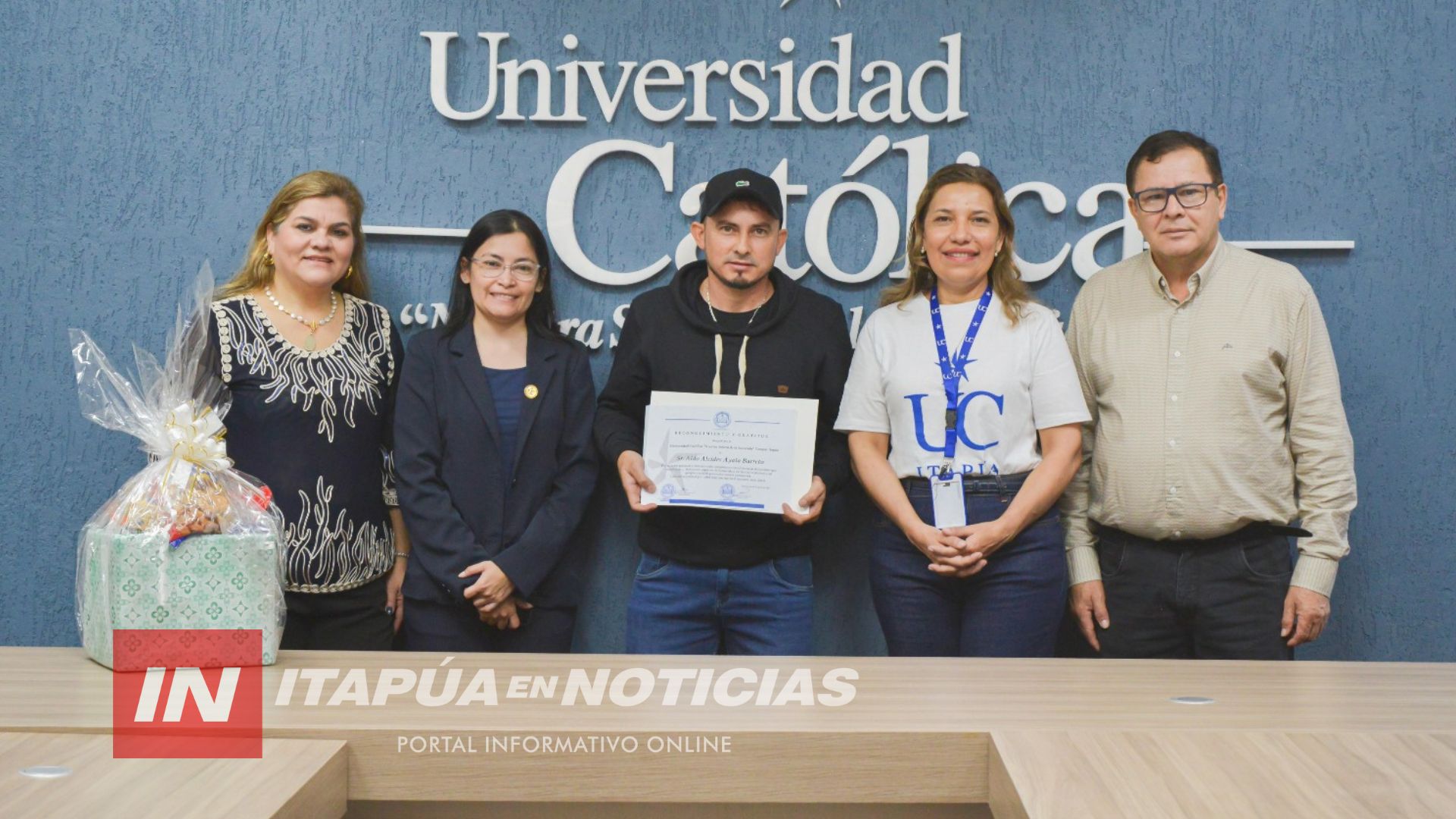 LA UC ITAPÚA RINDIÓ HOMENAJE A ALDO AYALA POR SU HEROICO ACTO QUE SALVÓ LA VIDA DE CUATRO ESTUDIANTES LA UC ITAPÚA RINDIÓ HOMENAJE A ALDO AYALA POR SU HEROICO ACTO QUE SALVÓ LA VIDA DE CUATRO ESTUDIANTES