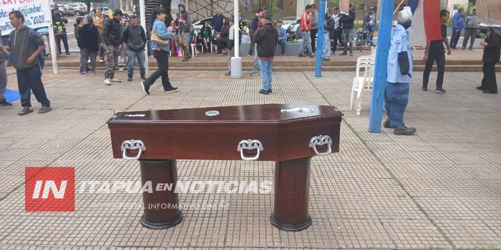 CON UN ATAÚD, RECLAMA DEUDA DE G. 153 MILLONES A LA MUNICIPALIDAD