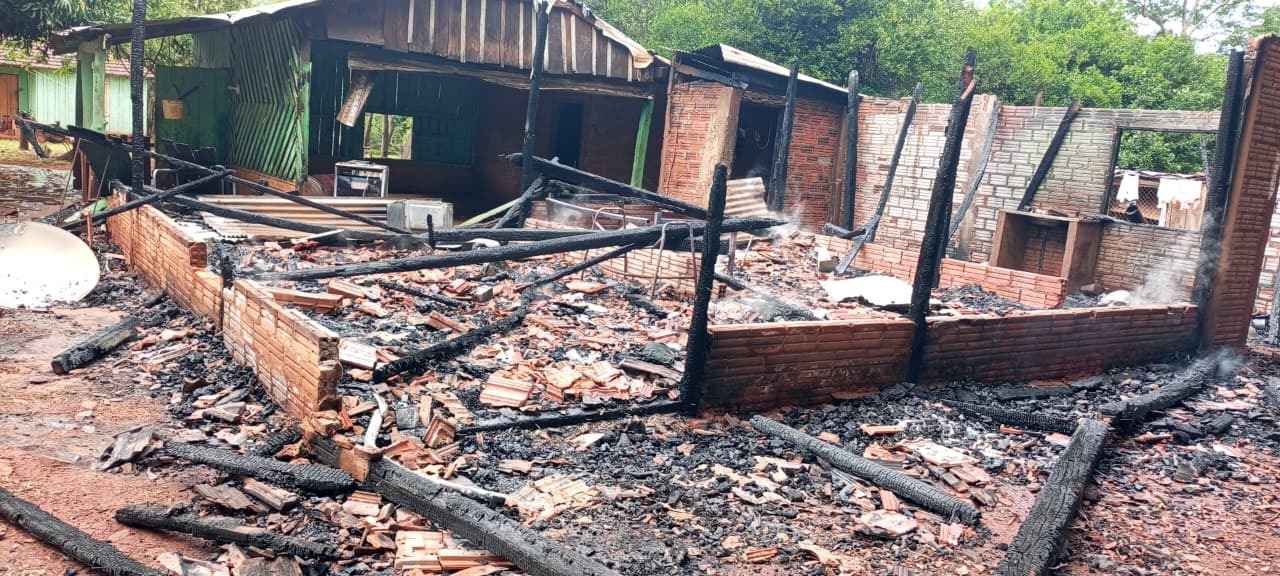 INCENDIO CONSUMIÓ POR COMPLETO UNA VIVIENDA EN PIRAPEY 