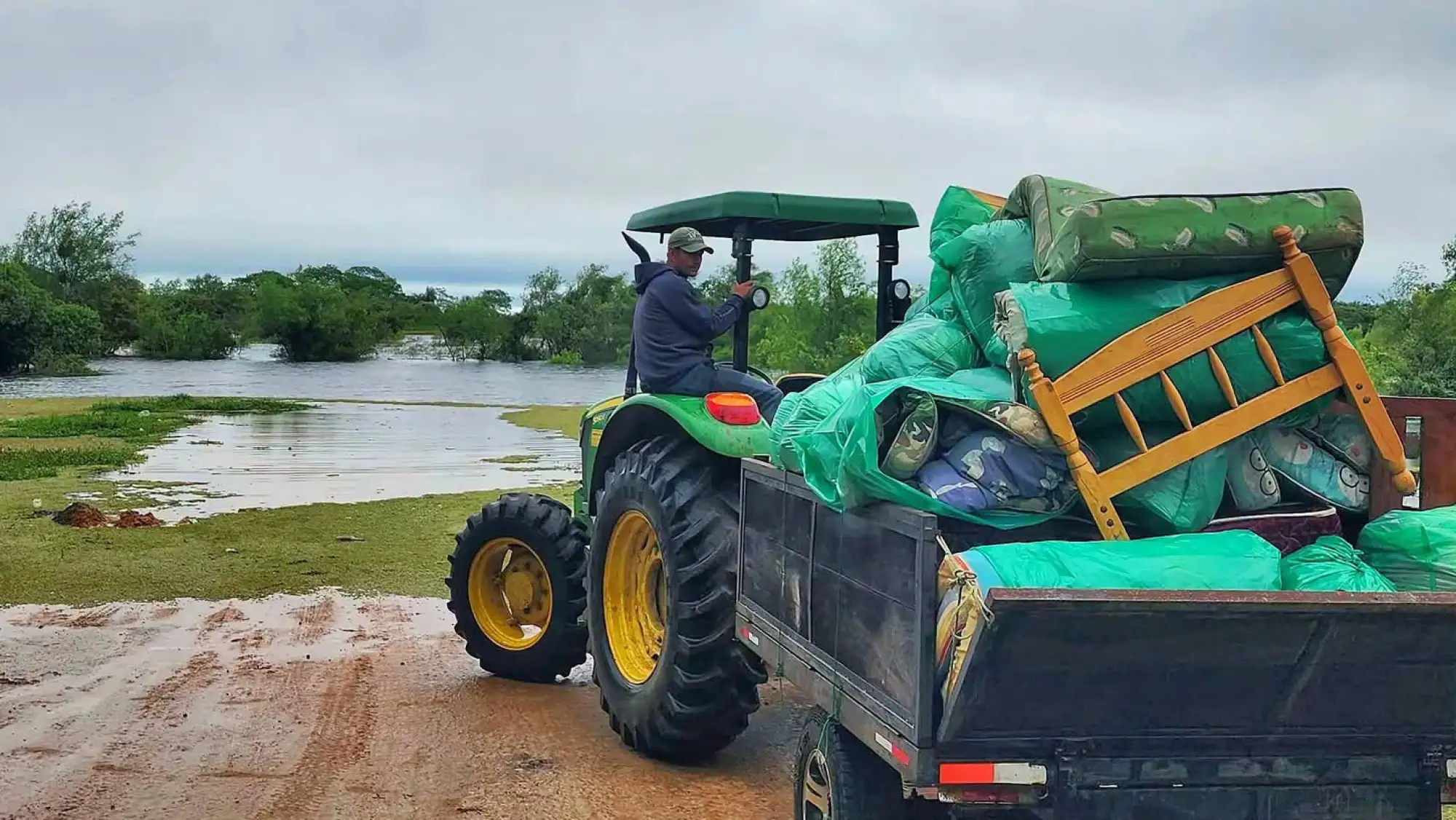 EL PARANÁ SUBE 40 CM Y ACELERA LAS EVACUACIONES EN CERRITO